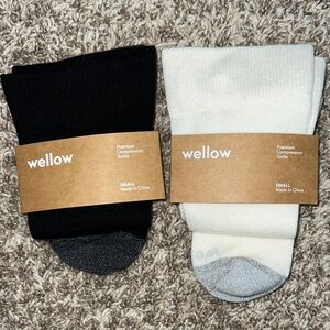 Wellow Premium Compression Socks Sz SMALL Black and White (Set of 2)